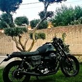 Grazie a @giugiannetta per le splendide foto della sua @motoguzzi V7. Con l'augurio che possa macinare migliaia di km per tantissimi anni. Restyling sella e fianchetto laterale @asdesign2012, altri accessori by @kompo_tech
@lfsgarage.it @caferace_shop

#motoguzzi #motoguzziv7 #v7 #italianmotorcycle #motorcycle #moyoguzziseat #motorcycleseat #customseat #learherseat #saddlebag #sidebag #alessandrostarace #madeinitaly #handmade